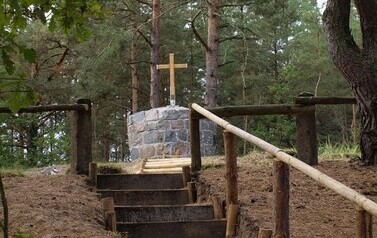 Mogiła żołnierzy niemieckich z I Wojny Światowej w miejscowości Dzbądzek 12