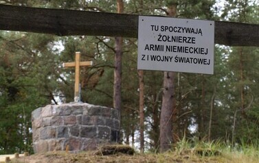 Mogiła żołnierzy niemieckich z I Wojny Światowej w miejscowości Dzbądzek 13