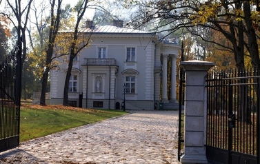 Brzeźno - pałac neoklasycystyczny jesienią 1