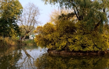 Brzeźno - pałac neoklasycystyczny jesienią 2
