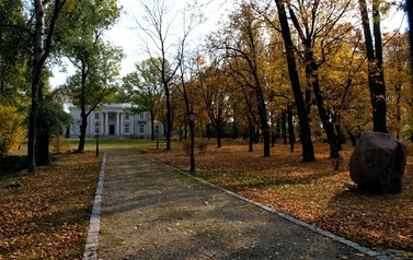Brzeźno - pałac neoklasycystyczny jesienią 6
