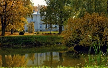 Brzeźno - pałac neoklasycystyczny jesienią 8