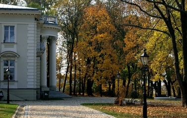 Brzeźno - pałac neoklasycystyczny jesienią 10