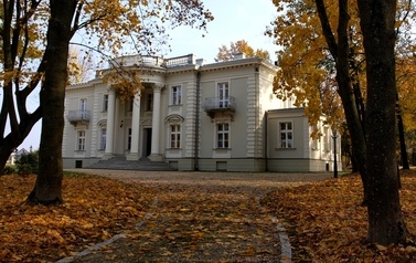 Brzeźno - pałac neoklasycystyczny jesienią 11