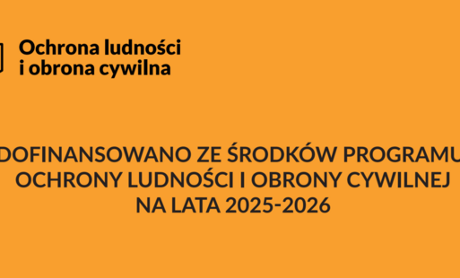 Baner o pomarańczowym tle informujący o dofinansowaniu w ramach Programu Ochrony Ludności i Obrony Cywilnej na lata 2025–2026. Po lewej stronie znajduje się czarny logotyp przedstawiający trzy stylizowane sylwetki ludzi wpisane w sześciokątny kontur. Obok