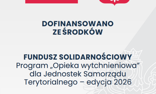 Plakat informujący o dofinansowaniu z Funduszu Solidarnościowego. W górnej części umieszczono dwa symbole państwowe: po lewej flagę Polski, a po prawej godło z białym orłem. Tło ma jasnoszary kolor i zawiera delikatny, półprzezroczysty kontur orła, pełnią