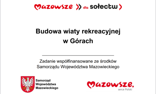 Grafika przedstawia prostokątną tablicę informacyjną o białym tle, zawierającą tekst i logotypy związane z programem wsparcia lokalnych inwestycji w województwie mazowieckim. W górnej części widnieje czerwony napis „Mazowsze dla sołectw”. Poniżej umieszcz