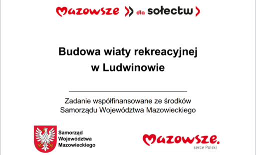 Grafika przedstawia prostokątną tablicę informacyjną o białym tle, zawierającą tekst oraz oficjalne oznaczenia Samorządu Województwa Mazowieckiego. W górnej części widnieje czerwony napis „Mazowsze dla sołectw”. Poniżej umieszczono główną informację: „Bud