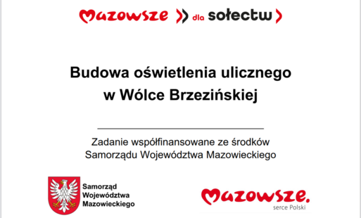 Grafika przedstawia prostokątną tablicę informacyjną o białym tle, zawierającą tekst oraz oficjalne oznaczenia Samorządu Województwa Mazowieckiego. W górnej części widnieje czerwony napis „Mazowsze >> dla sołectw”. Poniżej, wyśrodkowany, znajduje się głów