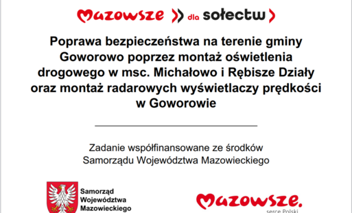 Grafika przedstawia prostokątną tablicę informacyjną o białym tle, z wyśrodkowanym tekstem oraz oficjalnymi elementami identyfikacyjnymi Samorządu Województwa Mazowieckiego. W górnej części widnieje czerwony napis „Mazowsze dla sołectw”. Poniżej znajduje 