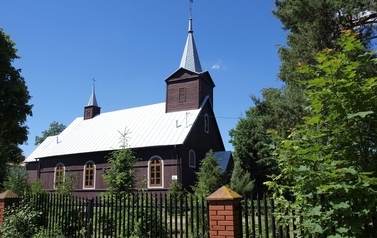 Kości&oacute;ł drewniany z przełomu XIX/XX wieku w miejscowości Kunin 11