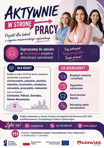 Plakat informacyjny promuje projekt &bdquo;Aktywnie w stronę pracy&rdquo; skierowany do kobiet z regionu mazowieckiego. W g&oacute;rnej części znajduje się duży tytuł w kolorze niebieskim. Pod nim umieszczono zdjęcie trzech kobiet stojących obok siebie i patrzących w stronę