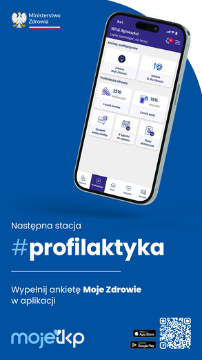 Grafika przedstawia plakat Ministerstwa Zdrowia z dużym smartfonem na środku. Na ekranie telefonu widać interfejs aplikacji mojeIKP z powitaniem &bdquo;Witaj Agnieszka!&rdquo; oraz kafelkami dotyczącymi profilaktyki zdrowotnej, m.in. ankietami, licznikiem krok&oacute;w i planami dietetycznymi. Pod telefonem znajduje się hasło &bdquo;Następna stacja #profilaktyka. Wypełnij ankietę Moje Zdrowie w aplikacji&rdquo;. Na dole umieszczono logo mojeIKP, dwa kody QR oraz ikony pobrania aplikacji z App Store i Google Play.
