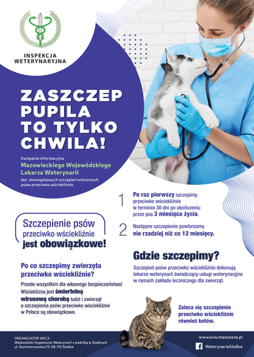Lekarz weterynarii w niebieskiej odzieży i masce trzyma w rękach kota, a obok widoczny jest niebieski plakat z napisem Zaszczep pupila to tylko chwila!.