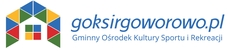 Logo GOKSiR Goworowo przedstawiające kolorowy, geometryczny kształt domu złożony z tr&oacute;jkąt&oacute;w, trapez&oacute;w i centralnego kwadratu podzielonego na cztery kolorowe pola. Obok znajduje się niebieski napis &bdquo;goksirgoworowo.pl&rdquo; oraz &bdquo;Gminny Ośrodek Kultury Sportu i