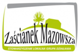 Logo przedstawia zieloną sylwetkę drzewa oraz obrys budynku na białym tle z szarą g&oacute;rną krawędzią. Pod grafiką widnieje dekoracyjny napis &bdquo;Zaścianek Mazowsza&rdquo;, a pod nim mniejszy, zielony tekst &bdquo;Stowarzyszenie Lokalna Grupa Działania&rdquo;. Logo łączy motyw na