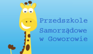 Ilustracja przedstawia uśmiechniętą, ż&oacute;łtą żyrafę z brązowymi plamkami na niebieskim, gradientowym tle. Po prawej stronie widnieje napis &bdquo;Przedszkole Samorządowe w Goworowie&rdquo;. Całość ma pogodny, dziecięcy charakter.