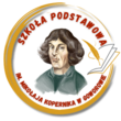 Logo przedstawia okrągłą emblematyczną grafikę z portretem Mikołaja Kopernika w centrum. Wizerunek ukazuje go z średniej długości brązowymi włosami, w ciemnozielonym stroju. Wok&oacute;ł portretu znajduje się złoty pierścień z czerwonym napisem &bdquo;Szkoła Podstawow