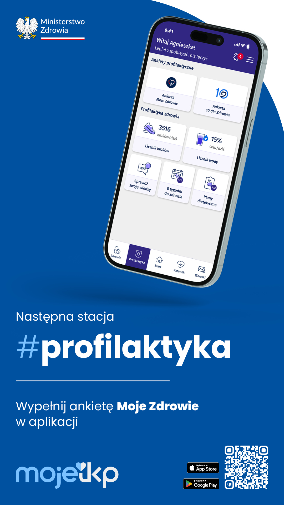 Grafika przedstawia plakat Ministerstwa Zdrowia z&nbsp;dużym smartfonem na&nbsp;środku. Na ekranie telefonu widać interfejs aplikacji mojeIKP z&nbsp;powitaniem &bdquo;Witaj Agnieszka!&rdquo; oraz&nbsp;kafelkami dotyczącymi profilaktyki zdrowotnej, m.in. ankietami, licznikiem krok&oacute;w i&nbsp;planami dietetycznymi. Pod telefonem znajduje się hasło &bdquo;Następna stacja #profilaktyka. Wypełnij ankietę Moje Zdrowie w&nbsp;aplikacji&rdquo;. Na dole umieszczono logo mojeIKP, dwa kody QR oraz&nbsp;ikony pobrania aplikacji z&nbsp;App Store i&nbsp;Google Play.