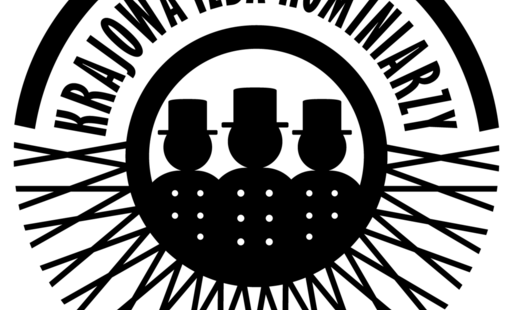 Logo Krajowej Izby Kominiarzy w formie czarno‑białego okrągłego emblematu. W centrum znajdują się trzy sylwetki kominiarzy w cylindrach i z guzikami na ubraniach, przedstawione w czerni na białym tle. Wokół nich biegną promieniście linie przypominające szczotki kominiarskie. W górnej części okręgu widnieje napis „KRAJOWA IZBA KOMINIARZY”. Całość ma kontrastowy, symetryczny układ, symbolizujący zawód kominiarza i jedność środowiska.