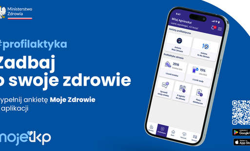 Grafika przedstawia plakat Ministerstwa Zdrowia z dużym smartfonem na środku. Na ekranie telefonu widać interfejs aplikacji mojeIKP z powitaniem „Witaj Agnieszka!” oraz kafelkami dotyczącymi profilaktyki zdrowotnej, m.in. ankietami, licznikiem kroków i planami dietetycznymi. Pod telefonem znajduje się hasło „Następna stacja #profilaktyka. Wypełnij ankietę Moje Zdrowie w aplikacji”. Na dole umieszczono logo mojeIKP, dwa kody QR oraz ikony pobrania aplikacji z App Store i Google Play.