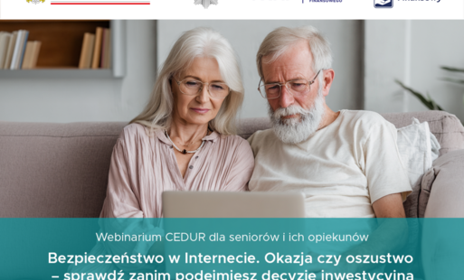 Starsza para siedzi na kanapie i patrzy w laptop, a na dole grafika z napisem Bezpieczeństwo w Internecie. Okazja czy oszustwo.