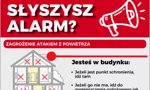 Czerwony plakat z nagłówkiem SŁYSZYSZ ALARM? z megafonem oraz ilustracją budynku w sekcjach z czerwonymi znakami X i opisem zagrożenia atakiem z powietrza.