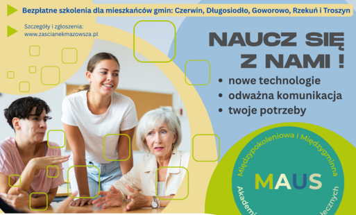 Kobieta i starsza kobieta siedzą przy stole w sali szkoleniowej, obok napis Na uczz sie z nami i logo MAUS Akademia.