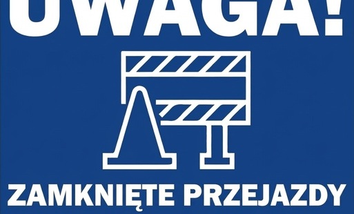 Niebieski baner ostrzegawczy z napisem Uwaga! Zamknięte przejazdy drogowo - kolejowe.