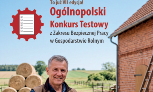 Mężczyzna uśmiecha się na tle wiejskiego krajobrazu z glinianymi budynkami, zielonymi polami i napisem To już VII edycja Ogólnopolski Konkurs Testowy.